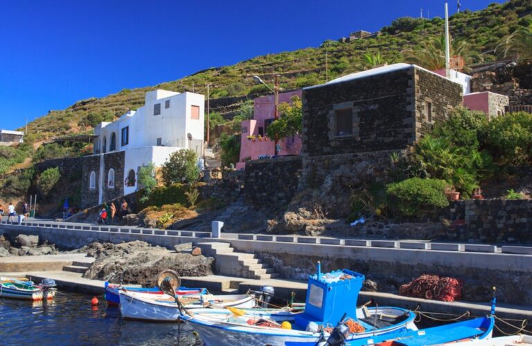 Cala Gadir: tra acque termali, storia sommersa | 𝐑𝐀𝐃𝐈𝐎 ® 𝐏𝐀𝐍𝐓𝐄𝐋𝐋𝐄𝐑𝐈𝐀