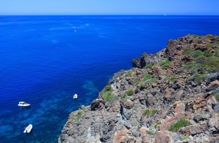 A Cala 5 Denti un angolo segreto dove si ascolta Radio Pantelleria | 𝐑𝐀𝐃𝐈𝐎 ® 𝐏𝐀𝐍𝐓𝐄𝐋𝐋𝐄𝐑𝐈𝐀